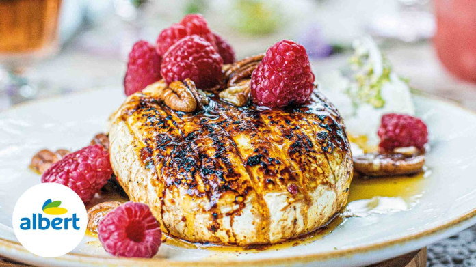 Grilovaný medový camembert s ořechy a malinami Grilovaný medový camembert s ořechy a malinami