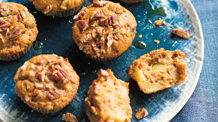 Šťavnaté muffiny s jablky, pekanovými ořechy a javorovým sirupem Šťavnaté muffiny s jablky, pekanovými ořechy a javorovým sirupem