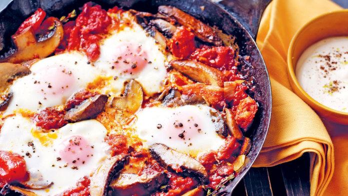 Zapečená vejce s klobáskou chorizo, houbami a citronovým crème fraîche Zapečená vejce s klobáskou chorizo, houbami a citronovým crème fraîche