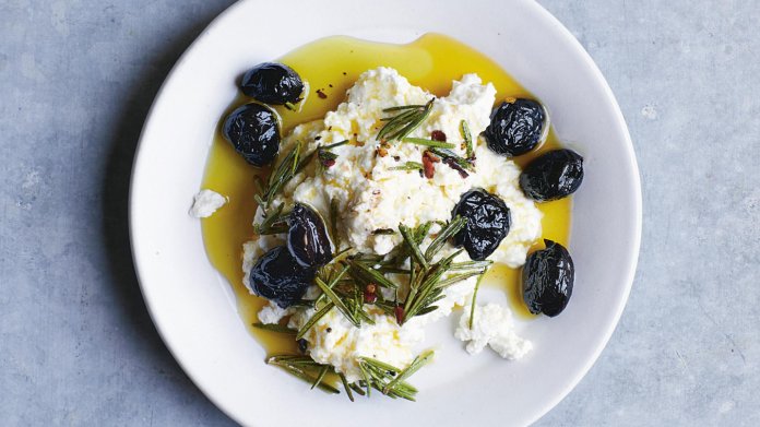 Ricotta s osmaženými olivami a rozmarýnem Ricotta s osmaženými olivami a rozmarýnem