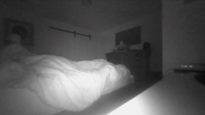 Kamera zachytila ducha v ložnici 1 Kamera zachytila ducha v ložnici 1