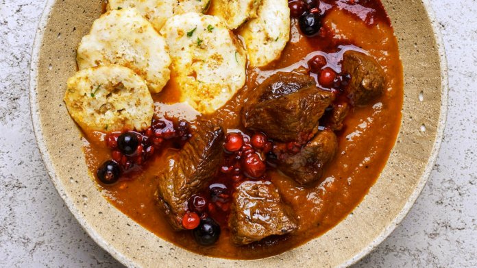 Dančí ragú s lesním ovocem s ndýchaným celozrnným knedlíkem Dančí ragú s lesním ovocem s ndýchaným celozrnným knedlíkem