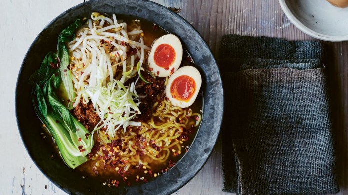 Překvapivě úchvatný, hodinový, ostrý miso ramen Překvapivě úchvatný, hodinový, ostrý miso ramen