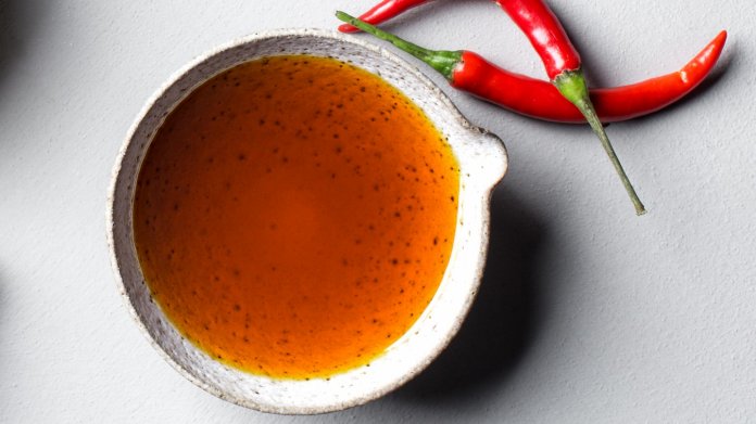 Domácí chilli olej s aromatickým kořením Domácí chilli olej s aromatickým kořením