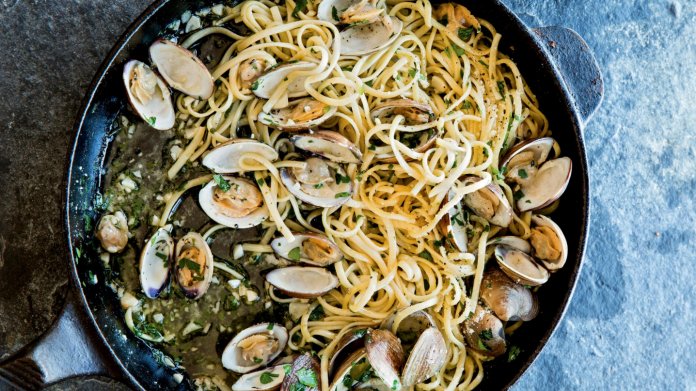 Linguine s čerstvými vongole a petrželí Linguine s čerstvými vongole a petrželí