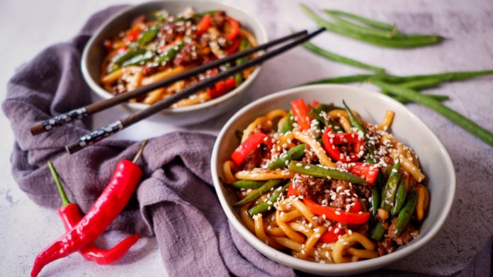 Teriyaki udon nudle s mletým masem a zelenými fazolkami Teriyaki udon nudle s mletým masem a zelenými fazolkami