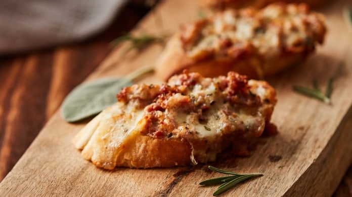 Křupavá bruschetta se salsicciou a mozzarellou Křupavá bruschetta se salsicciou a mozzarellou