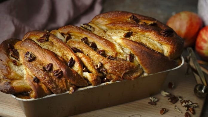 Kynutá babka s pekanovými ořechy a skořicí Kynutá babka s pekanovými ořechy a skořicí