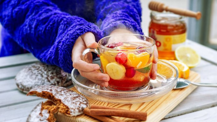 Med nás vyzbrojí do boje s viry a bacily. Super je medový čaj s ovocem a kořením i tradiční medovo-cibulový sirup Med nás vyzbrojí do boje s viry a bacily. Super je medový čaj s ovocem a kořením i tradiční medovo-cibulový sirup