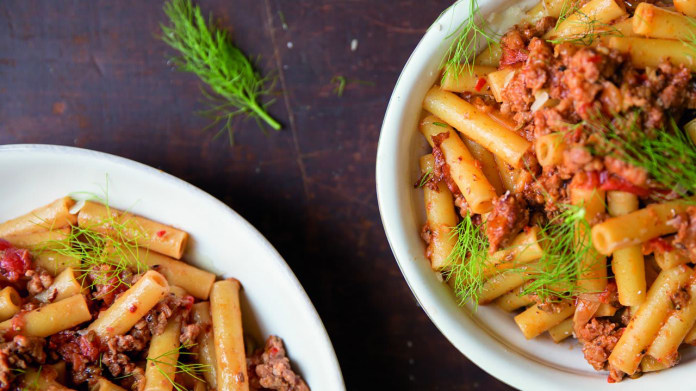 Ziti s klobáskou, fenyklem a rajčaty Ziti s klobáskou, fenyklem a rajčaty