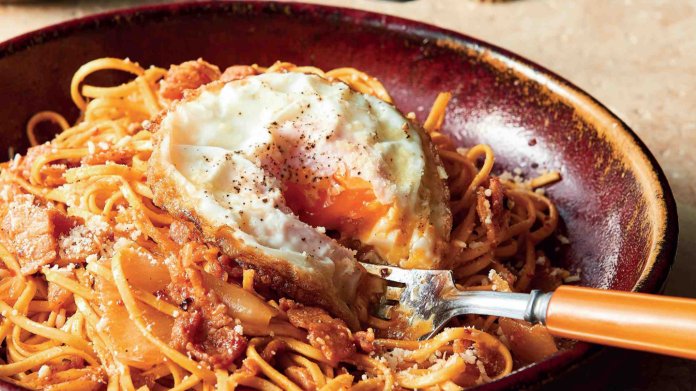 Těstoviny s kimchi a slaninou Těstoviny s kimchi a slaninou