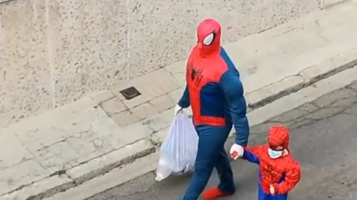 Muž převléká dceru do kostýmu pokaždé, když jdou s odpadky 1 Muž převléká dceru do kostýmu pokaždé, když jdou s odpadky 1