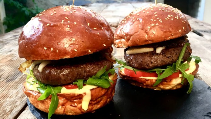 Hamburger s kozím sýrem a karamelizovanou cibulkou Hamburger s kozím sýrem a karamelizovanou cibulkou