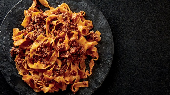 Tagliatelle s masovým ragú, kterým se neříká boloňské Tagliatelle s masovým ragú, kterým se neříká boloňské