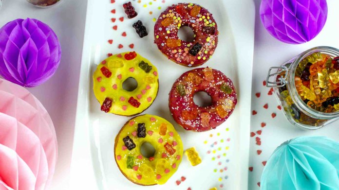 Donuty s polevou a Haribo medvídky Donuty s polevou a Haribo medvídky