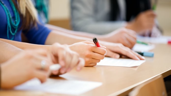 Učitel načapal podvádějící studenty 1 Učitel načapal podvádějící studenty 1