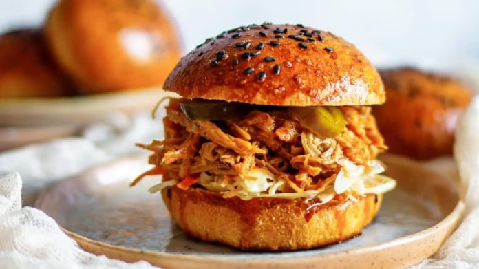 Burger s trhaným masem a zelným salátem Burger s trhaným masem a zelným salátem