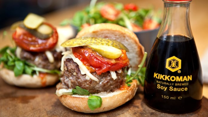 Skvělý letní burger se šťavnatým masem Skvělý letní burger se šťavnatým masem