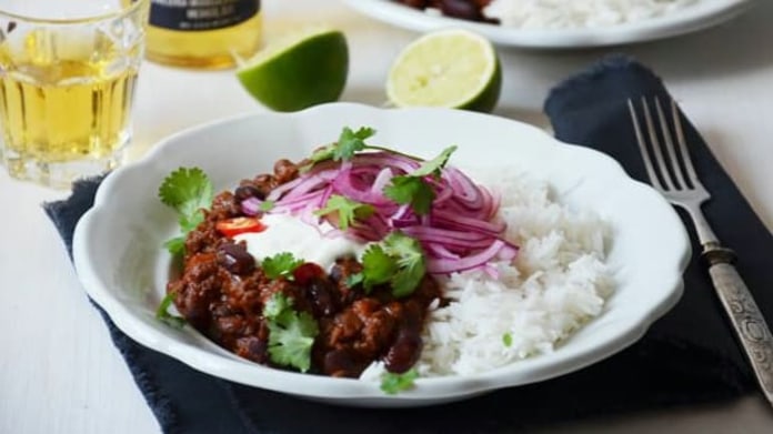 Chilli con carne s marinovanou cibulí Chilli con carne s marinovanou cibulí