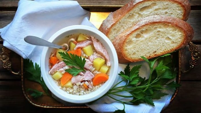 Uzená polévka s kroupami Uzená polévka s kroupami