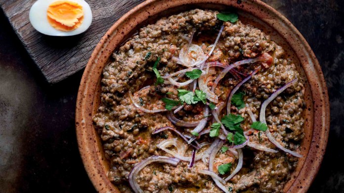 Mačkaná čočka puy se sezamovou pastou tahini a římským kmínem Mačkaná čočka puy se sezamovou pastou tahini a římským kmínem