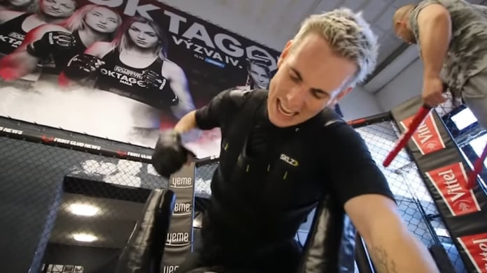 Youtuber Expl0ited trénuje na MMA zápas. Youtuber Expl0ited trénuje na MMA zápas.