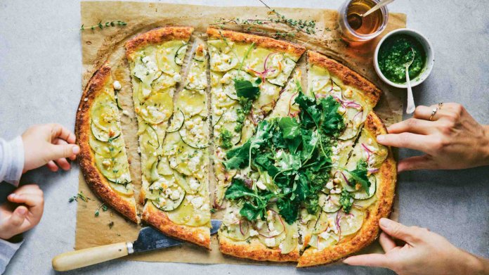 Květáková pizza s bramborami, cuketou a fetou Květáková pizza s bramborami, cuketou a fetou