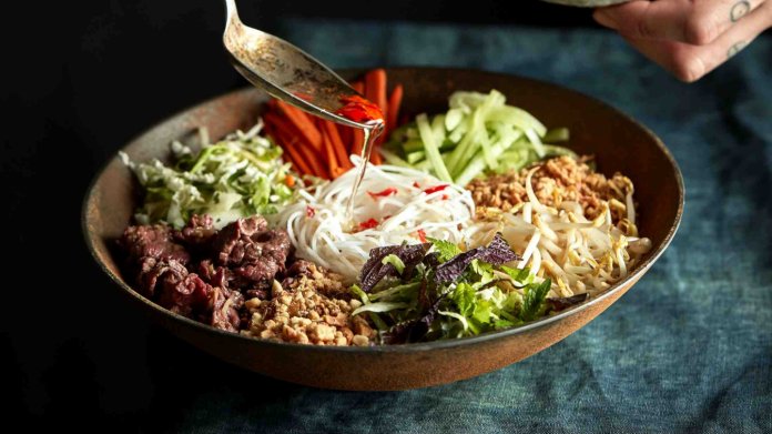Bún bò Nam Bộ - rýžové nudle s hovězím masem Bún bò Nam Bộ - rýžové nudle s hovězím masem