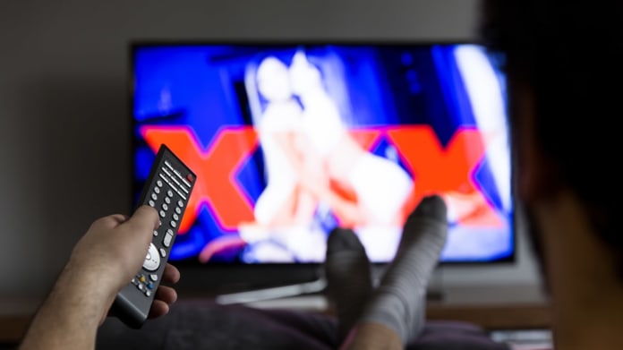Policista si objednal porno v cizím domě s mrtvým dítětem Policista si objednal porno v cizím domě s mrtvým dítětem