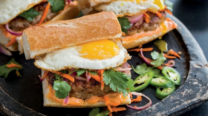 Burgery s vepřovým bánh mì, nakládanou zeleninou a vejcem Burgery s vepřovým bánh mì, nakládanou zeleninou a vejcem