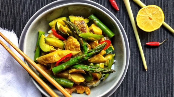 Žluté krůtí curry s chřestem a hlívou Žluté krůtí curry s chřestem a hlívou