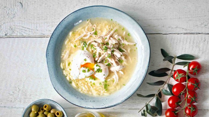 Vajíčkovo-citronová polévka avgolemono Vajíčkovo-citronová polévka avgolemono