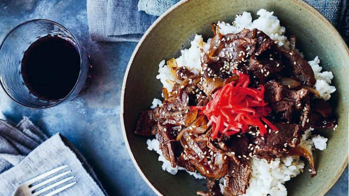 Gyudon: Japonská rýžová miska s hovězím masem a cibulí Gyudon: Japonská rýžová miska s hovězím masem a cibulí
