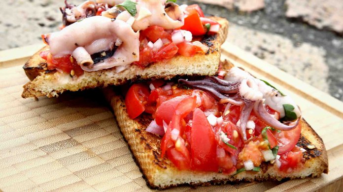 Bruschetta s kalamáry Bruschetta s kalamáry