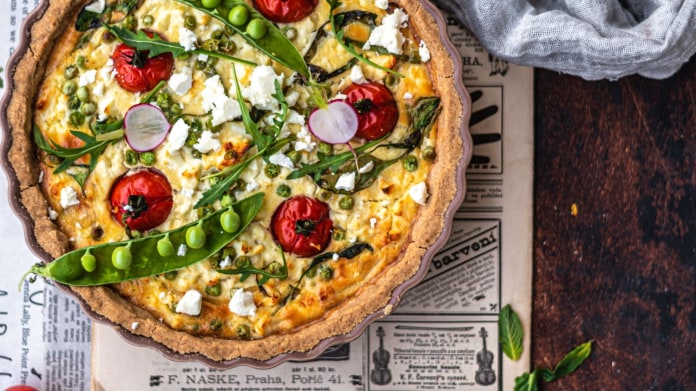 Jarní quiche s hráškem, rajčátky a feta sýrem Jarní quiche s hráškem, rajčátky a feta sýrem