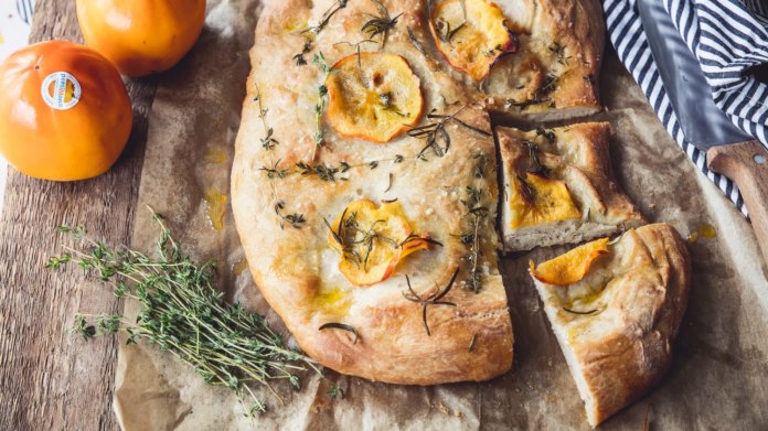 Focaccia s rozmarýnem a kaki Focaccia s rozmarýnem a kaki