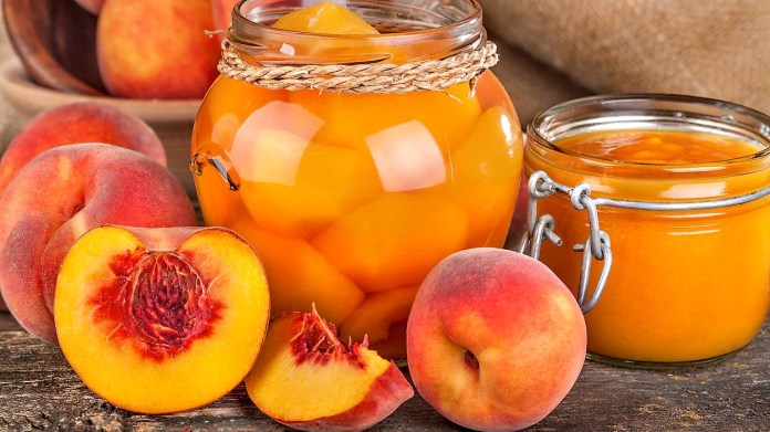 Broskve jsou úžasné letní ovoce: retro broskvový kompot a džem Broskve jsou úžasné letní ovoce: retro broskvový kompot a džem