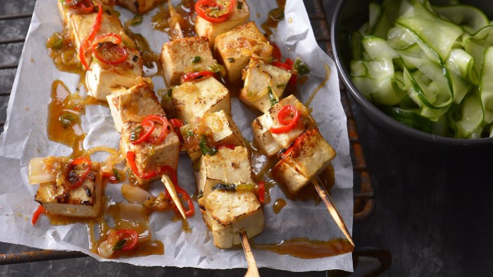 Grilované tofu špízy s okurkovým salátem Grilované tofu špízy s okurkovým salátem