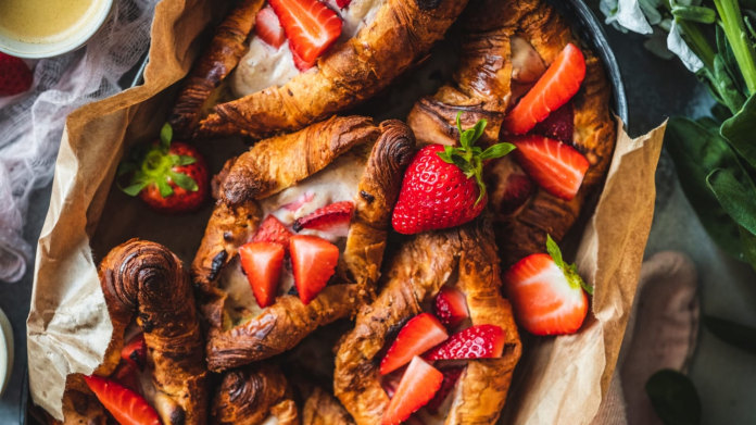 Snídaňové plněné croissanty s ricottou a jahodami Snídaňové plněné croissanty s ricottou a jahodami