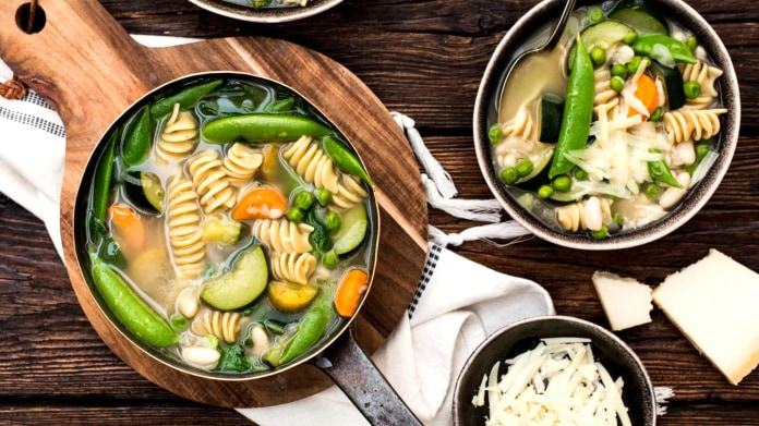 Jarní polévka minestrone Jarní polévka minestrone