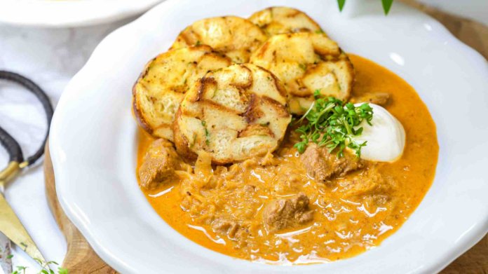 Nejlepší recept na segedínský guláš s karlovarským knedlíkem Nejlepší recept na segedínský guláš s karlovarským knedlíkem