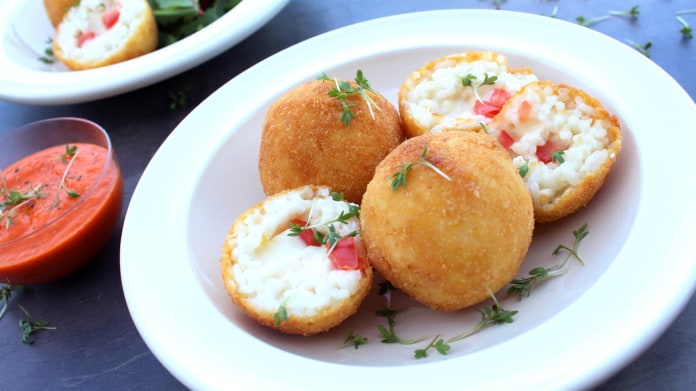 Arancini s mozzarellou a omáčkou z pečených paprik Arancini s mozzarellou a omáčkou z pečených paprik