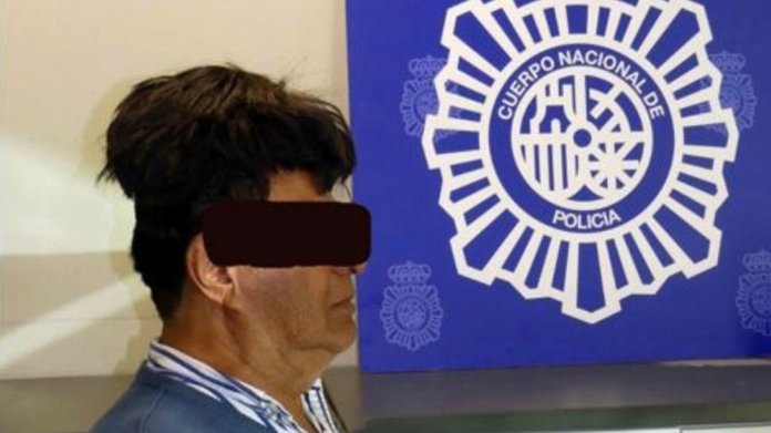 Pašerák drog s bizarní parukou 2 Pašerák drog s bizarní parukou 2