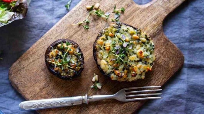 Plněné portobello žampiony se sýrem halloumi Plněné portobello žampiony se sýrem halloumi