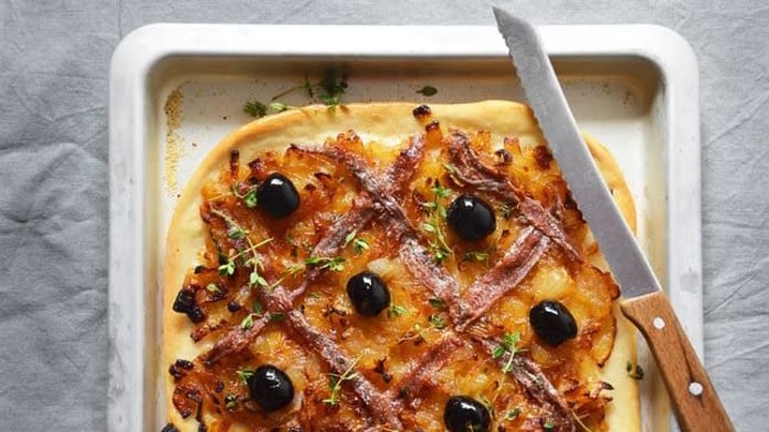 Pissaladiere - slaný koláč s karamelizovanou cibulí, ančovičkami a olivami Pissaladiere - slaný koláč s karamelizovanou cibulí, ančovičkami a olivami