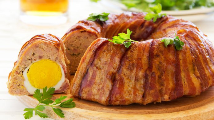 Slaná bábovka z mletého masa plněná vejci Slaná bábovka z mletého masa plněná vejci