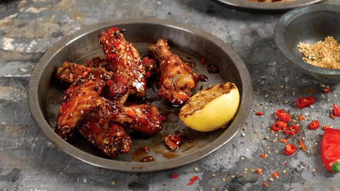 Karamelová kuřecí křidélka s chilli a Kikkoman sójovou omáčkou Karamelová kuřecí křidélka s chilli a Kikkoman sójovou omáčkou