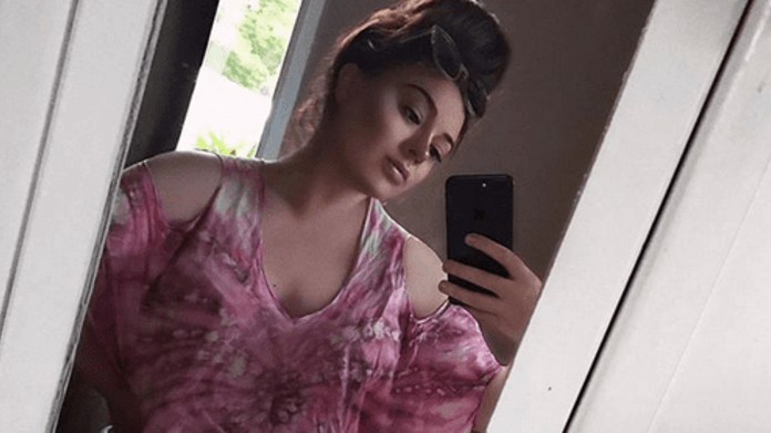 Transsexuálka zveřejnila fotku s vybouleným rozkrokem 2 Transsexuálka zveřejnila fotku s vybouleným rozkrokem 2