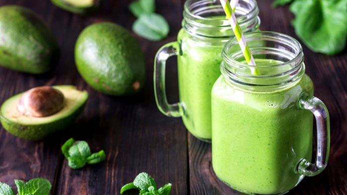 Krémové avokádové smoothie s mangem Krémové avokádové smoothie s mangem