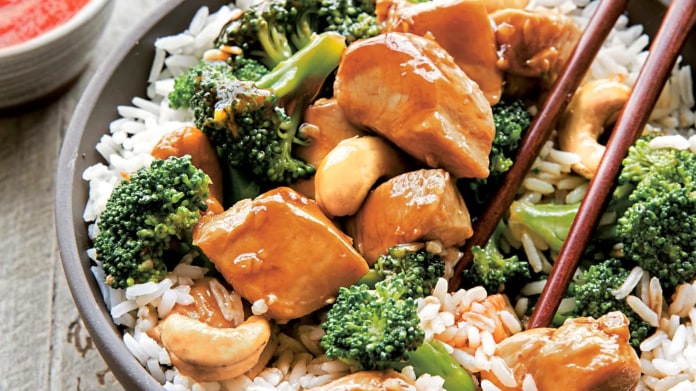 Kuřecí stir-fry s brokolicí a kešu oříšky Kuřecí stir-fry s brokolicí a kešu oříšky